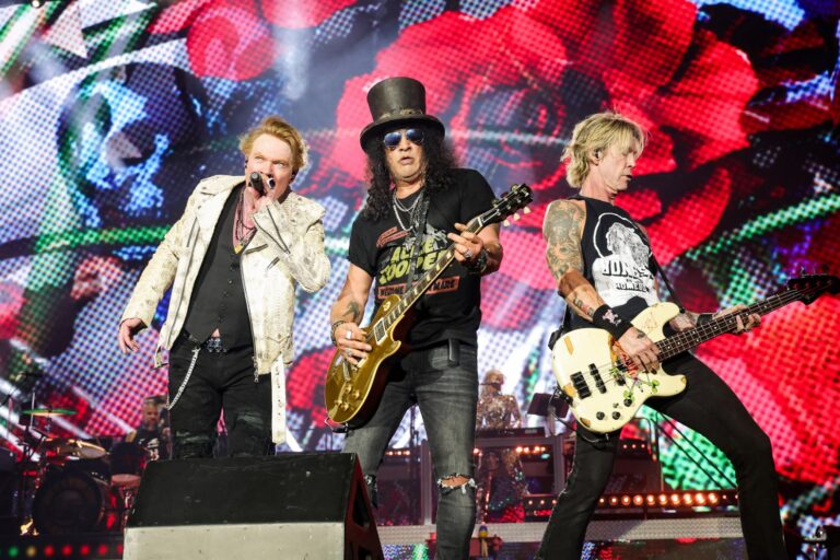 Guns-N-Roses-kickoff