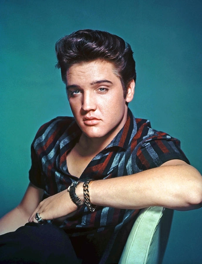elvis-presley-portrait-on-blue-globe-photos