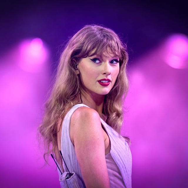 taylor-swift-performs-onstage-during-taylor-swift-the-news-photo-1733447389