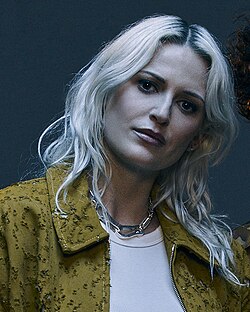 Lead_Press_Photo_-_James_Minchin_III_(cropped_to_Emily_Armstrong)