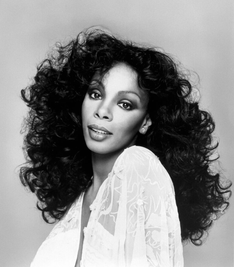 Donna_Summer_(1977_Casablanca_publicity_headshot)