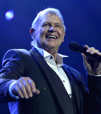 John_Farnham_Live_(cropped)