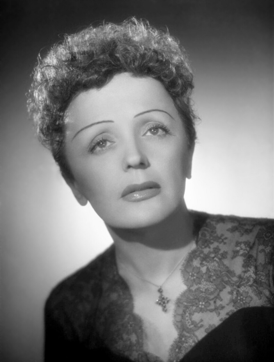 960px-Edith_Piaf_Harcourt_1950_3