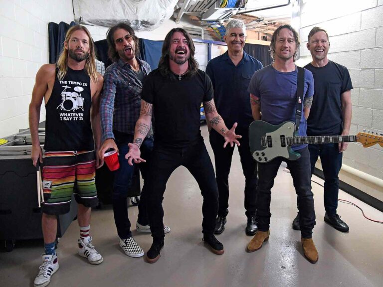 foo-fighters-2-66d17211d2b04b65ac5dd536ba05f60c